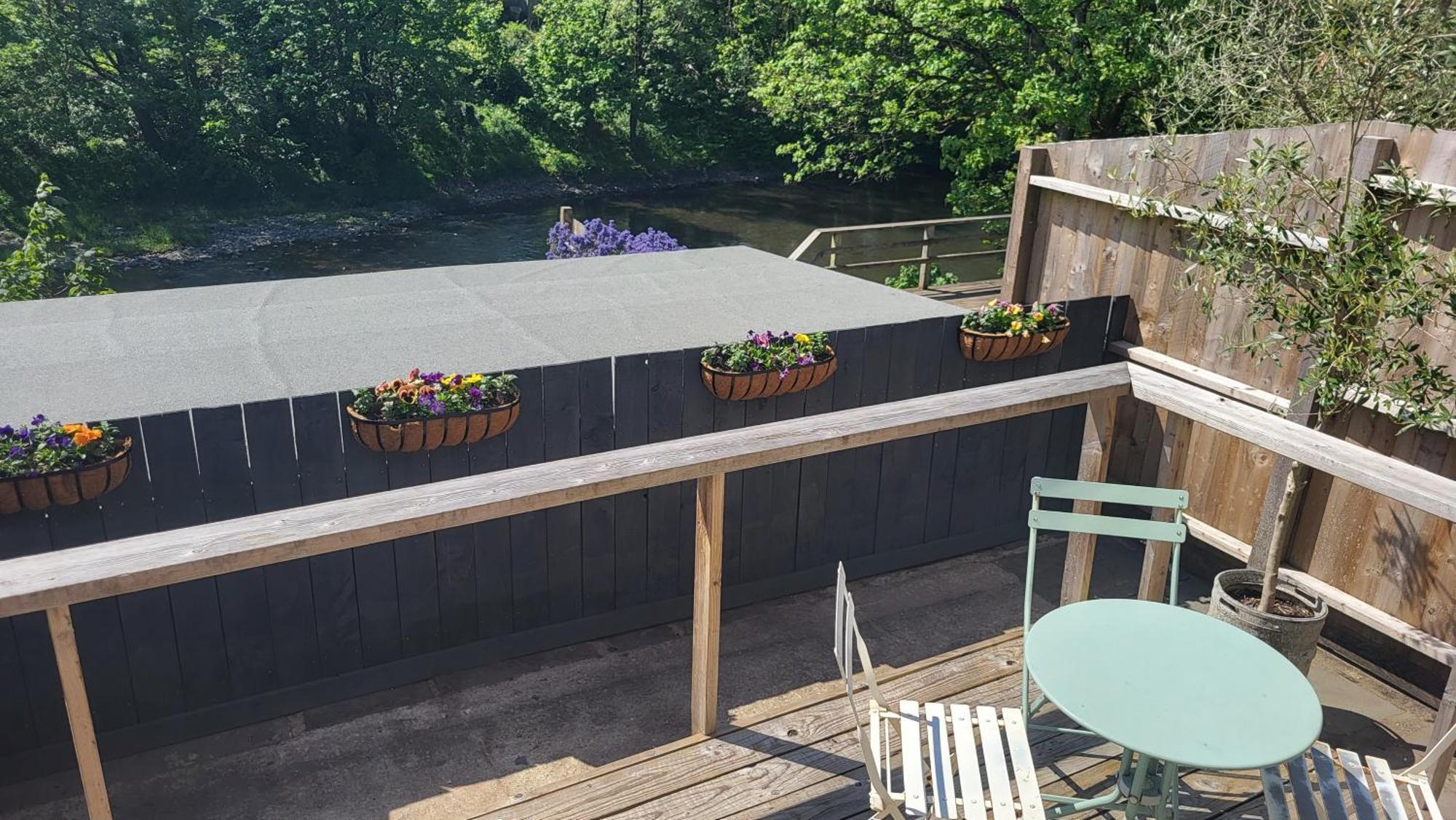 Ty Taf 2 Bed Cottage With Deck & Easy Transport Links Cardiff Exterior foto